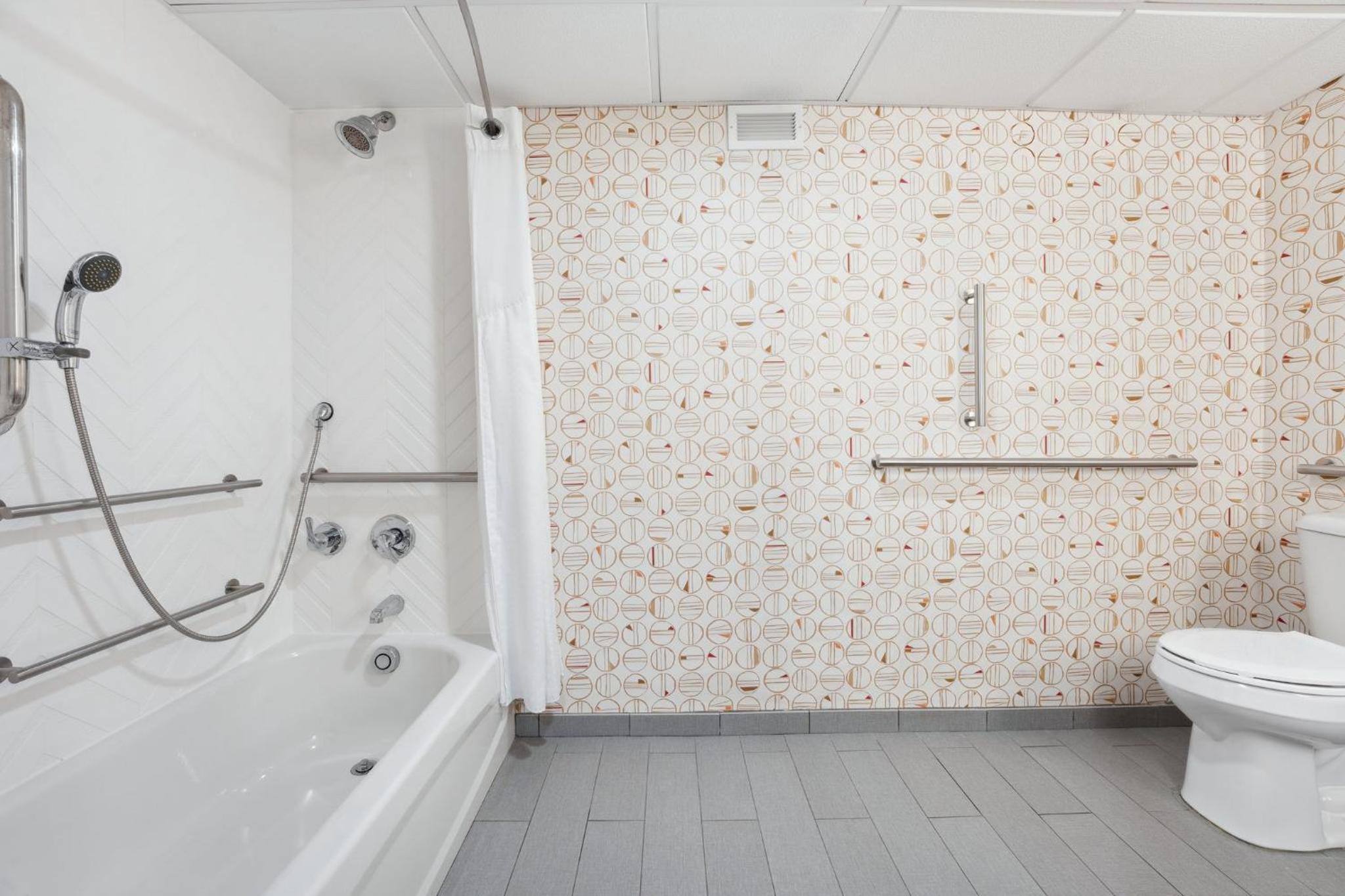 Deluxe Twin Room with Accessible Trans Shower - Non-Smoking