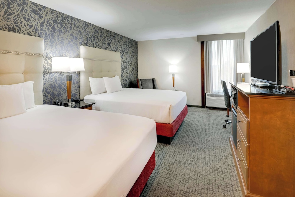 Deluxe Room, 2 Queen Beds, Accessible, Refrigerator & Microwave (Tub, Upper Floor)