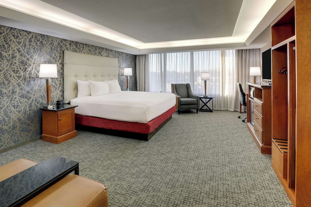 Deluxe Room, 1 King Bed, Refrigerator & Microwave (Oversized Room)