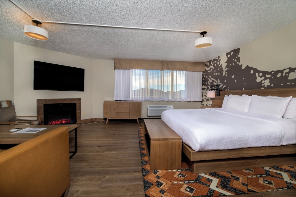 Suite, 1 King Bed, Fireplace, Mountain View (Tower 1)