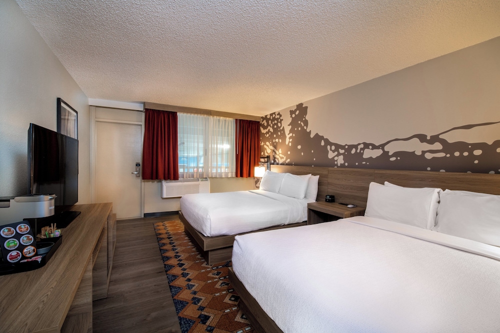 Standard Room, 2 Queen Beds, Pool View (Tower 1)