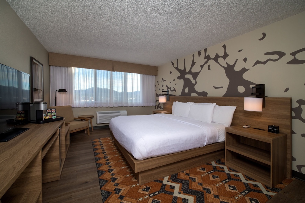 Standard Room, 1 King Bed, Mountain View (Tower 1)