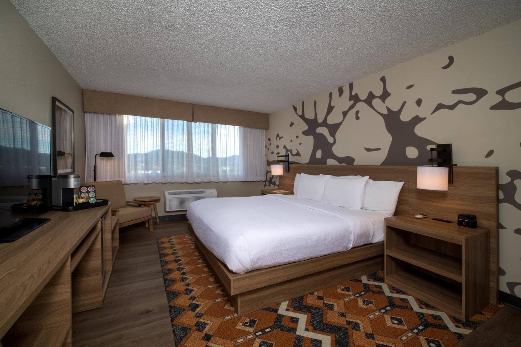 Standard King Room with Partial Mountain View - Tower 1