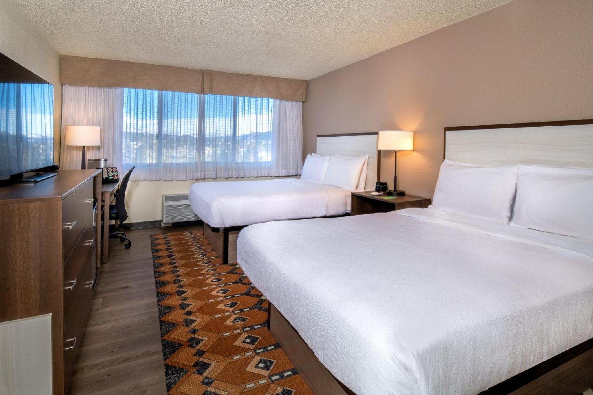 Standard Queen Room with Partial Mountain View