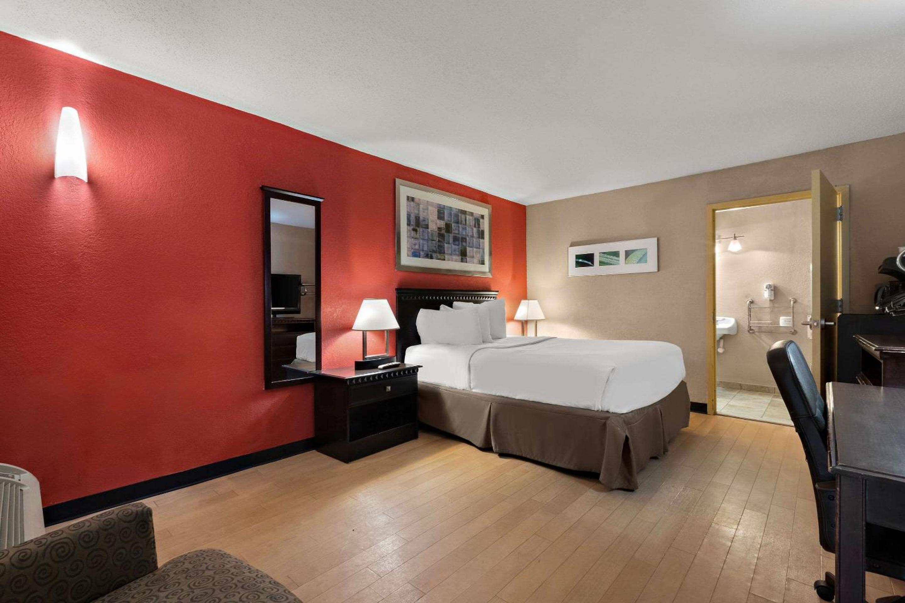 Queen Room - Accessible/Non Smoking