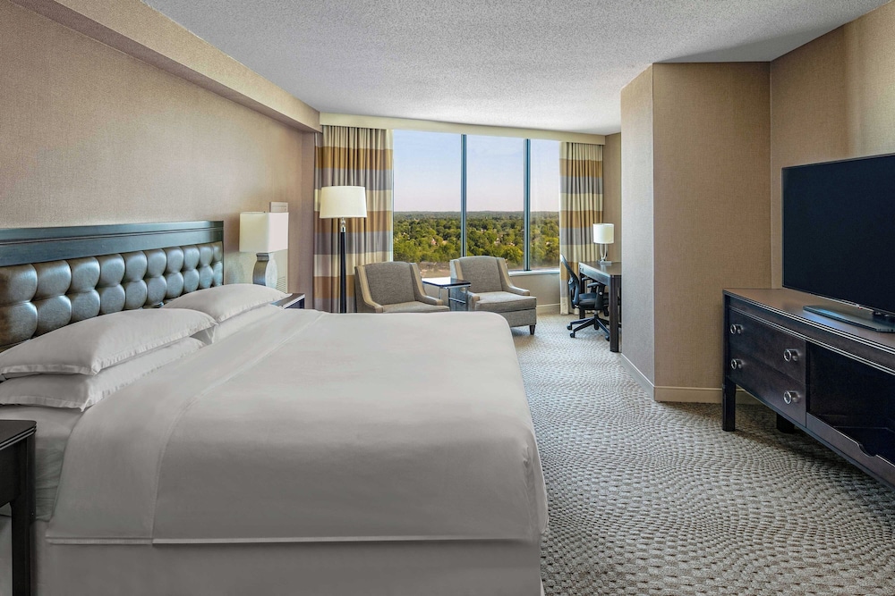 Traditional Room, 1 King Bed (Mobility/Hearing Accessible, Tub)