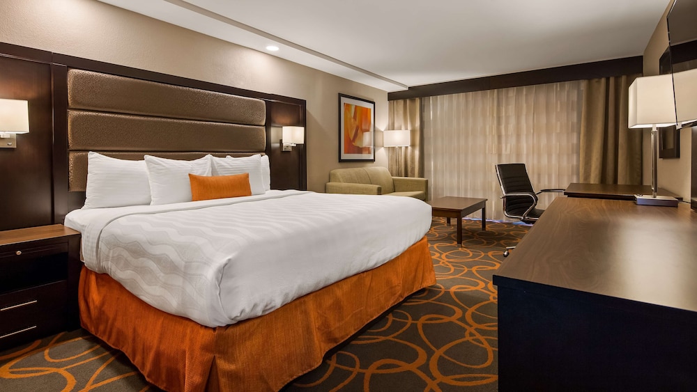 Standard Room, 1 King Bed, Refrigerator & Microwave, Corner