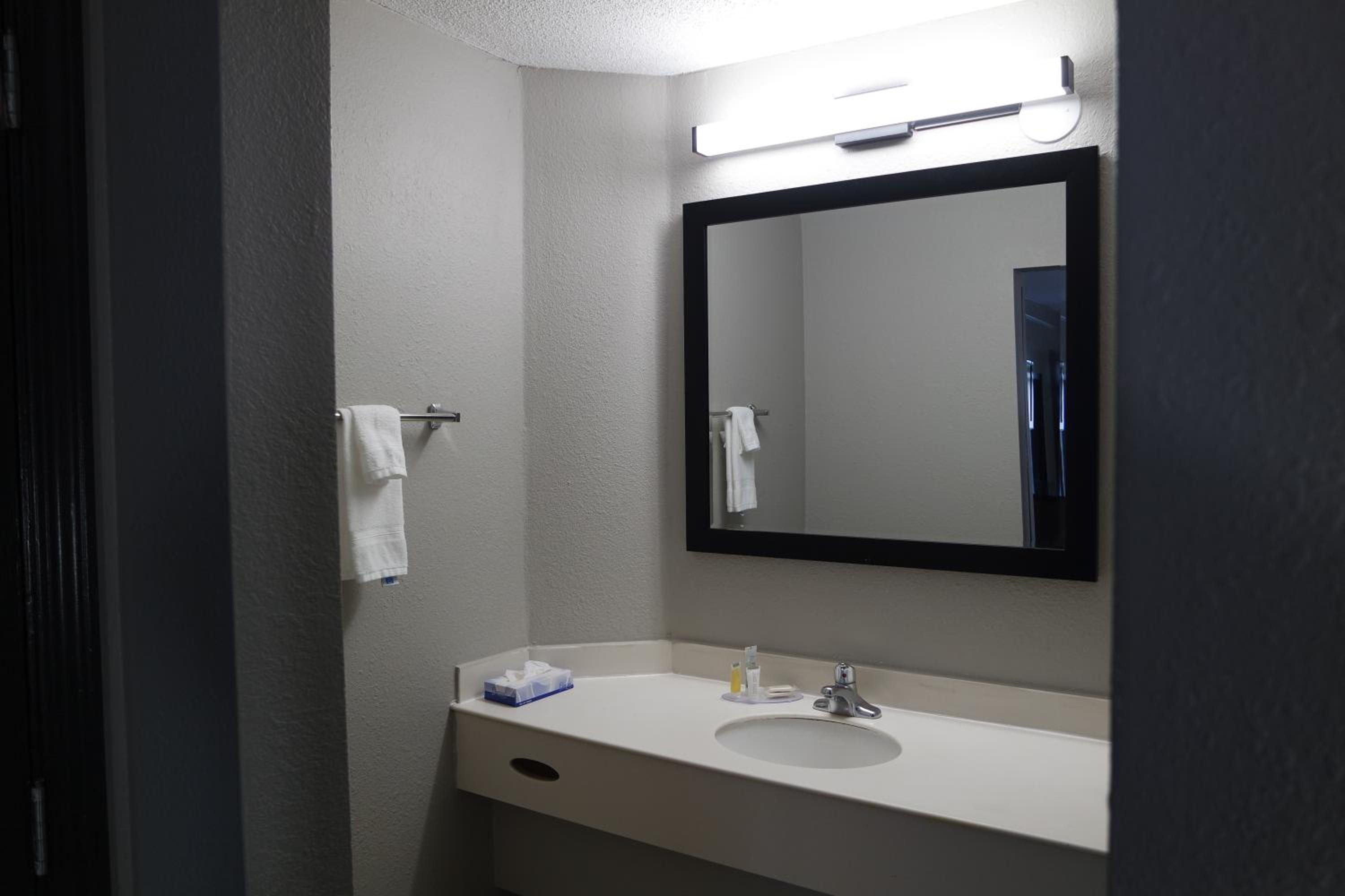 King Room with Bathtub w/Grab Bars - Mobility Accessible/Non-Smoking