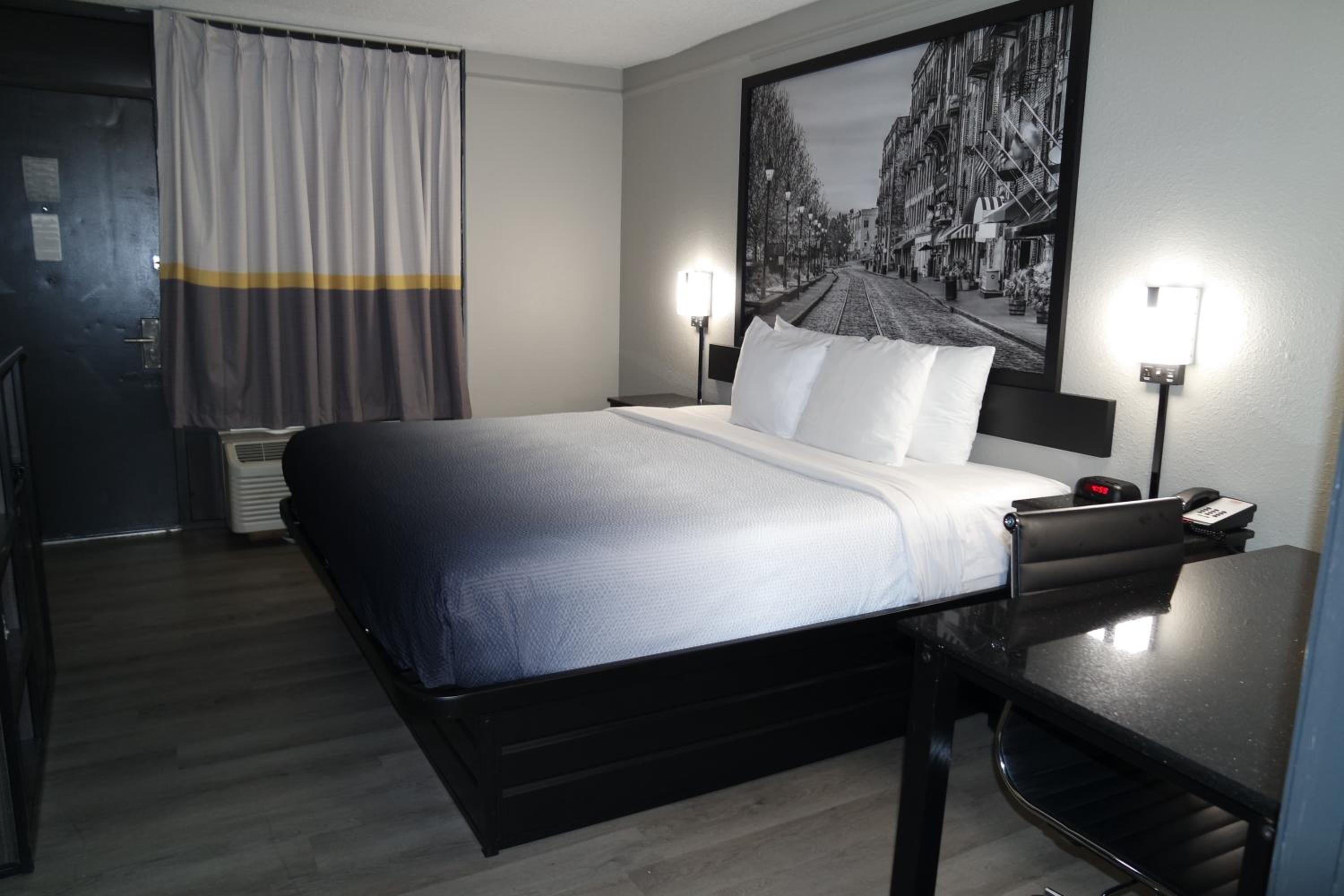 King Room with Roll-in Shower - Mobility Access/Non-Smoking