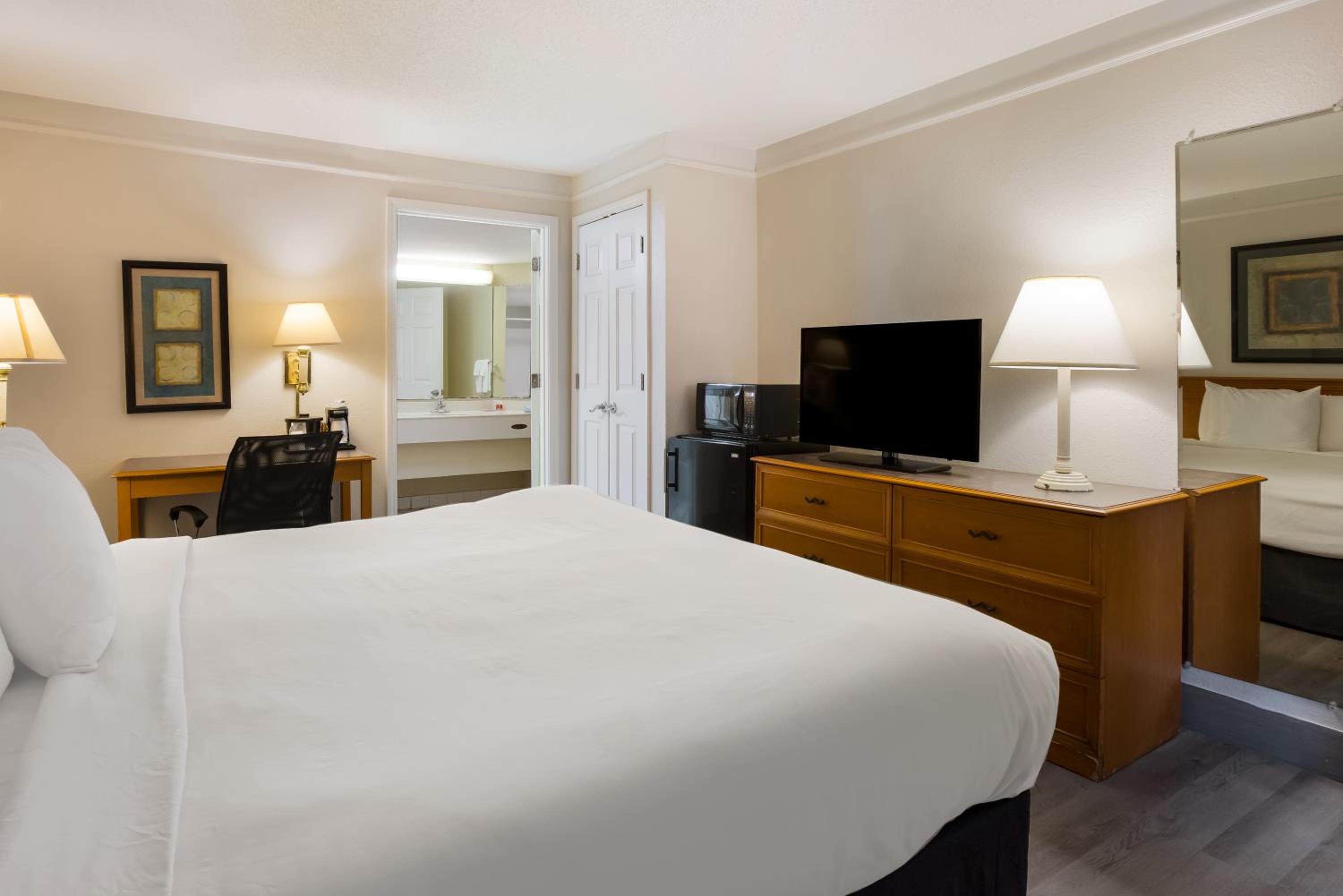 King Room - Disability Access/ Roll In Shower, 1st Floor - Non Smoking