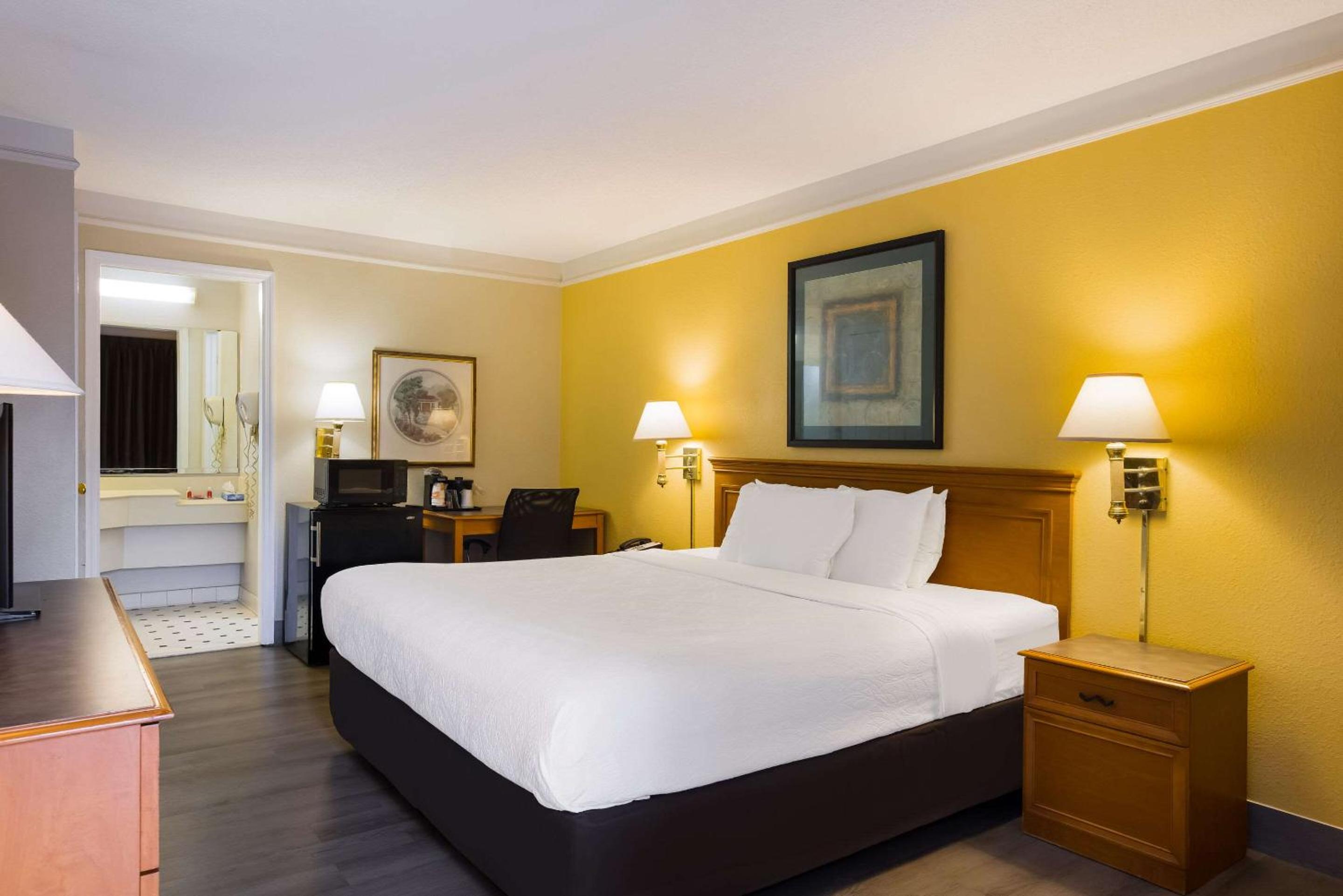 King Room, Exterior Corridor, Bathtub - Non Smoking