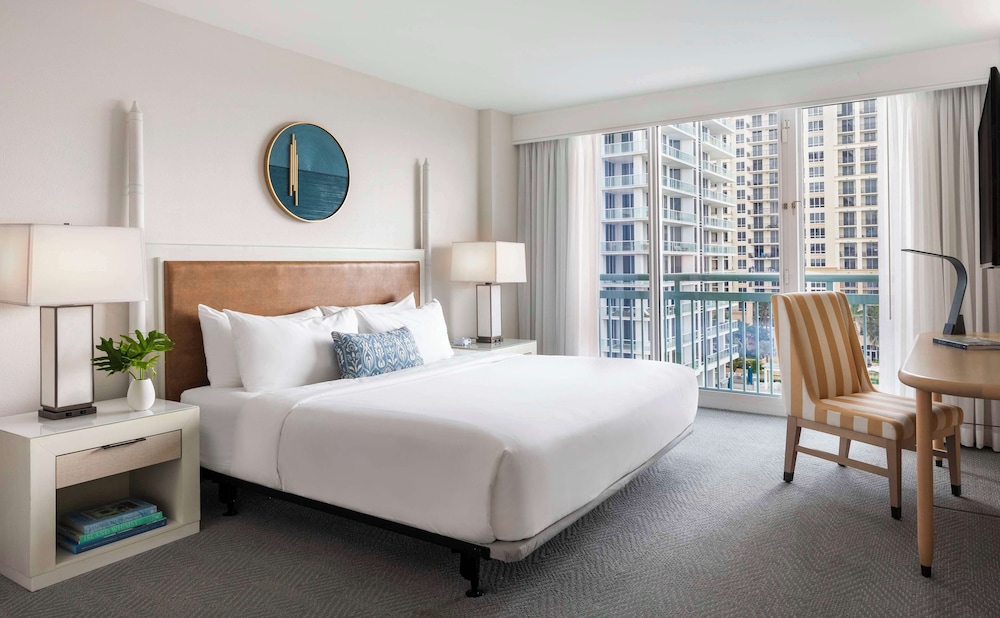 Room, 1 King Bed, Accessible, Bathtub (Mobility & Hearing)