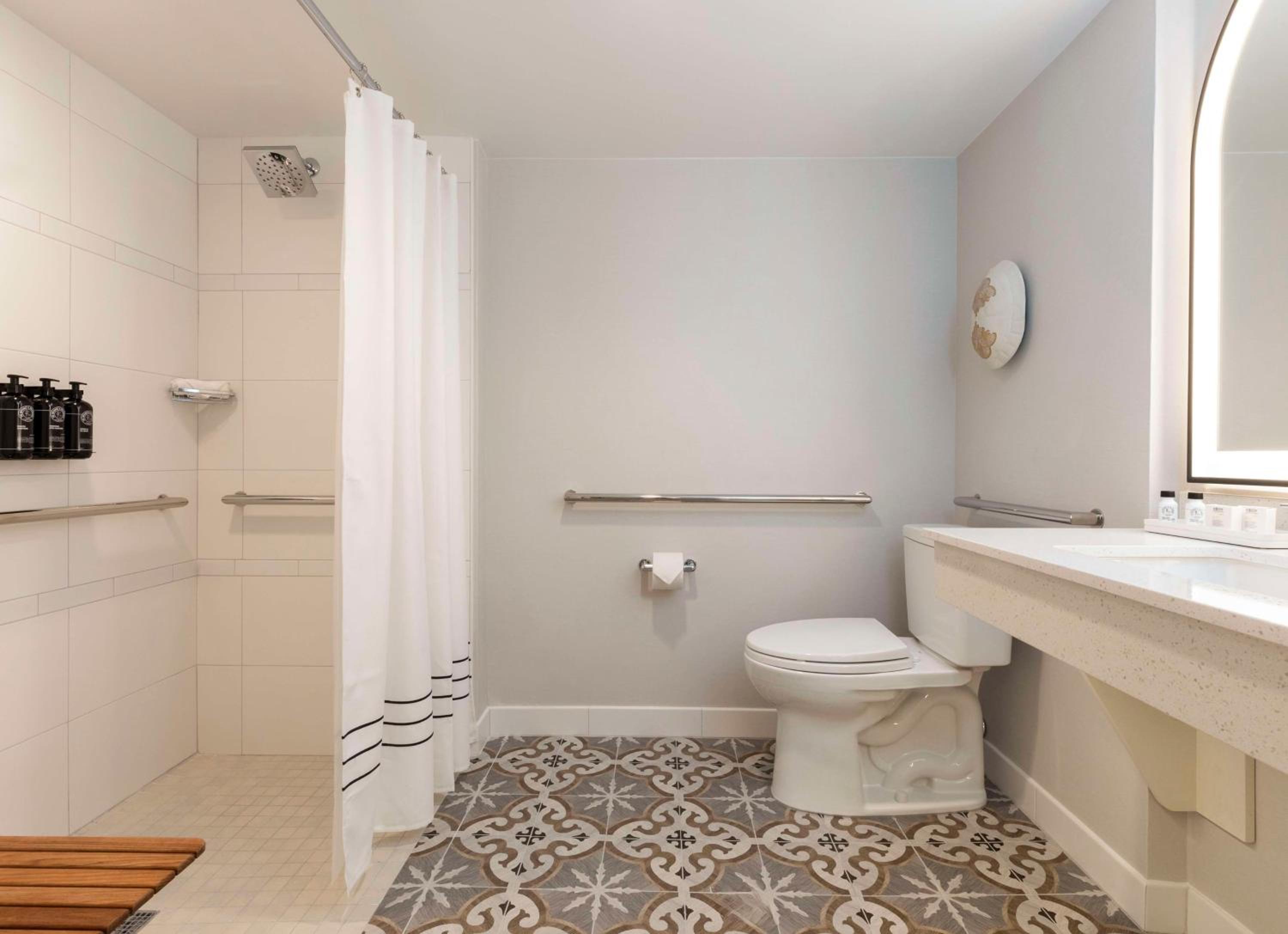 King Room with Roll-In Shower - Mobility Access