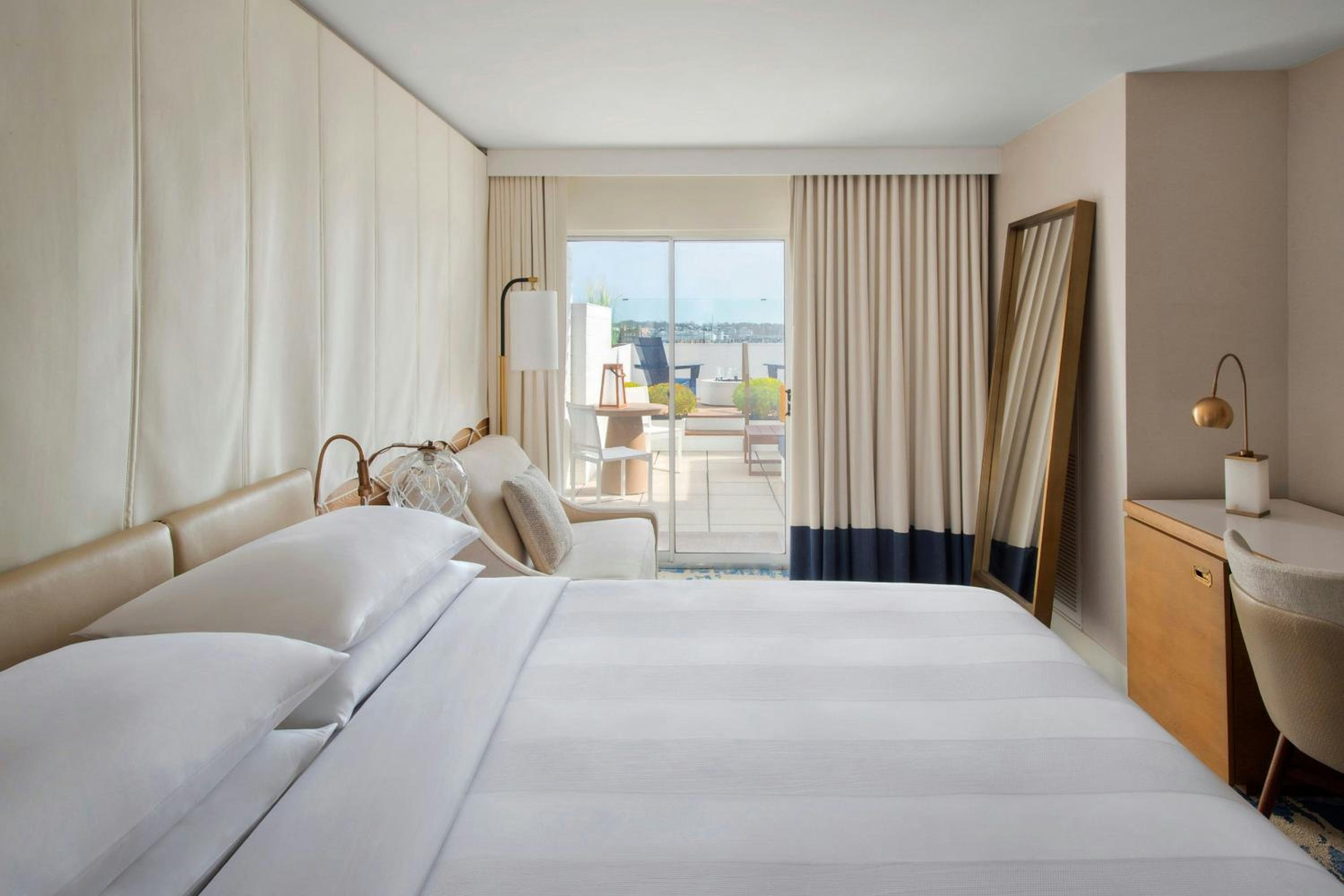 Guest room, 1 King, Water view, Balcony