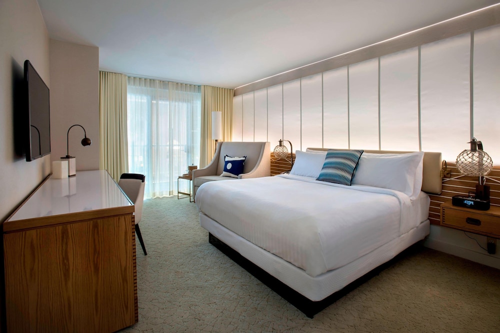 Room, 1 King Bed (Mobility/Hearing Access, Roll-in Shwr)