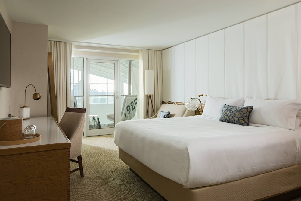 Room, 1 King Bed, Balcony (Hearing Accessible)