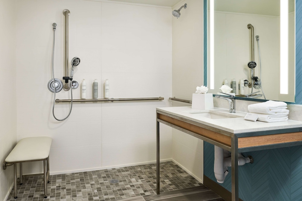 Room, 1 Bedroom, Accessible (Mobility & Hearing, Roll-in Shower)