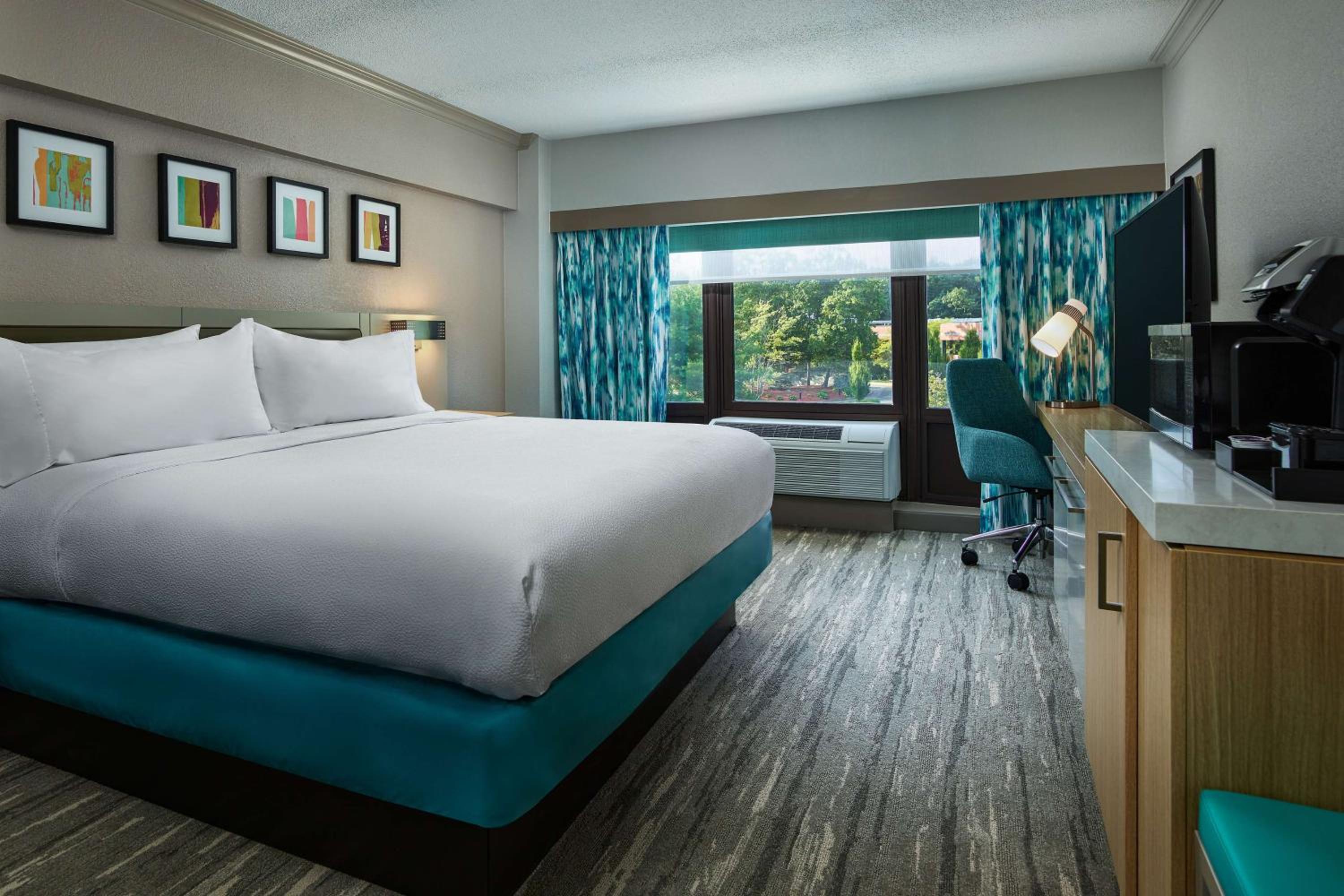 King Room with Roll-In Shower - Mobility Access
