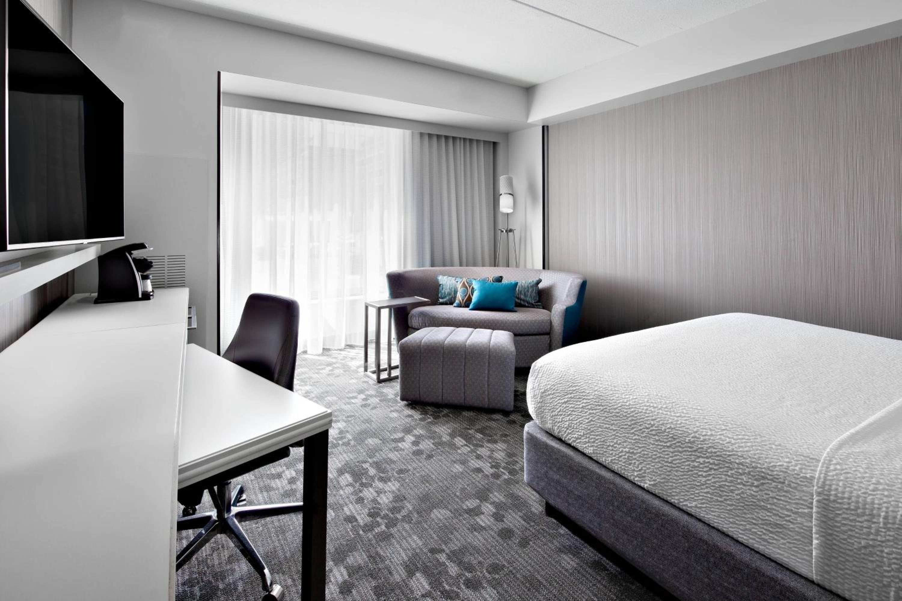 King Room with Sofa Bed and Adapted Tub - Mobility Accessible