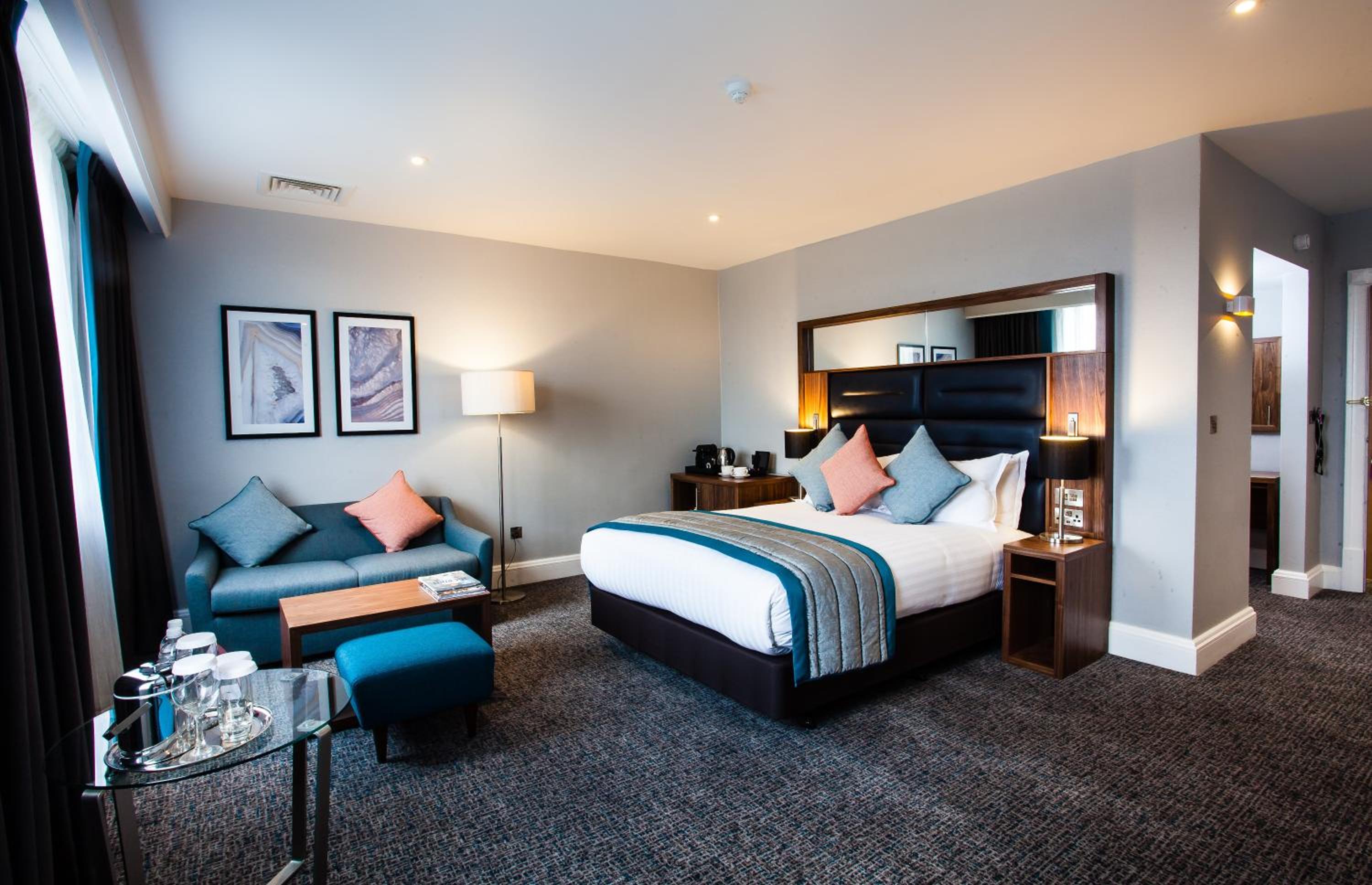 Junior Queen Suite with Lounge Access