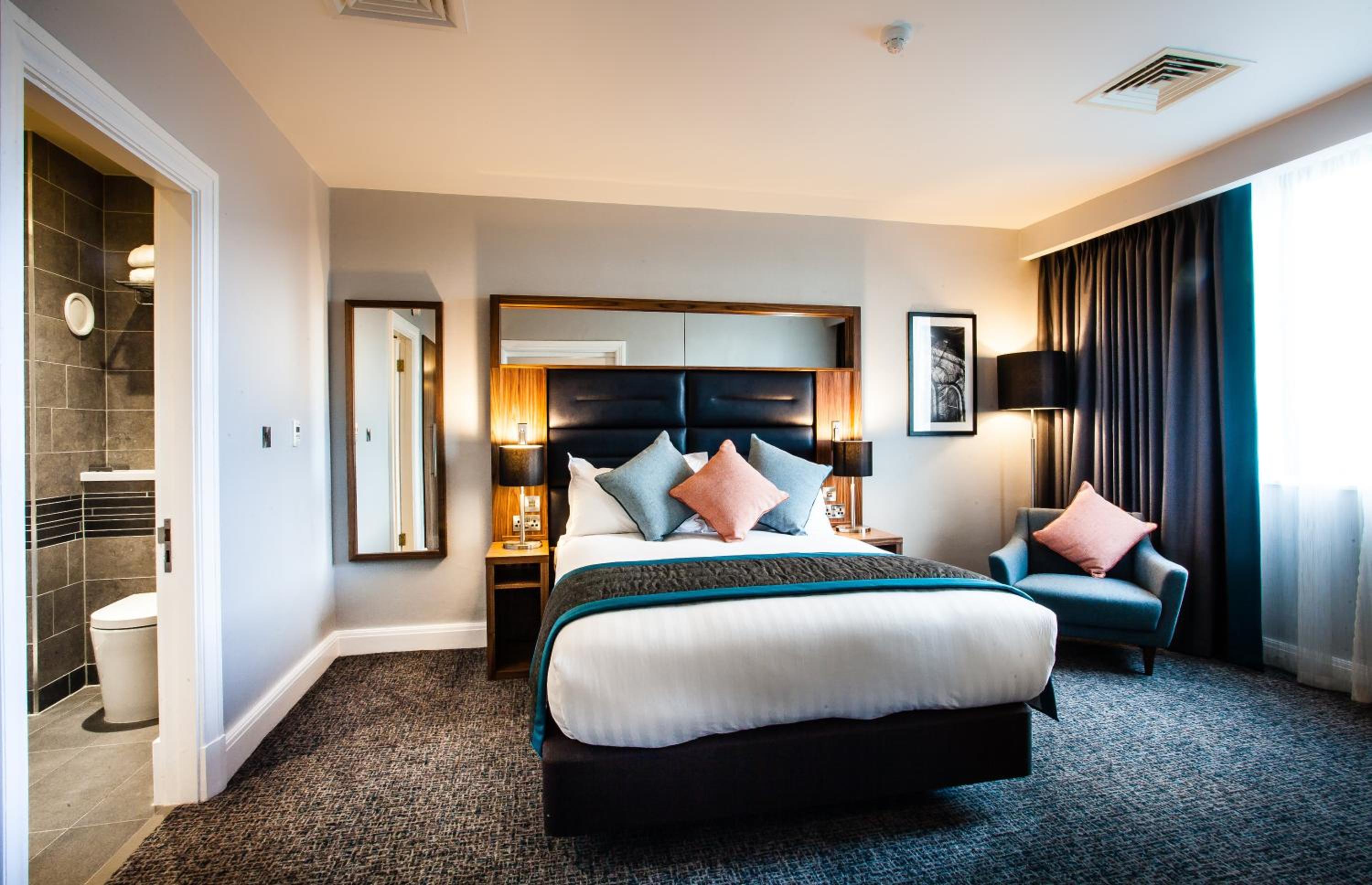 One-Bedroom Queen Suite with Lounge Access