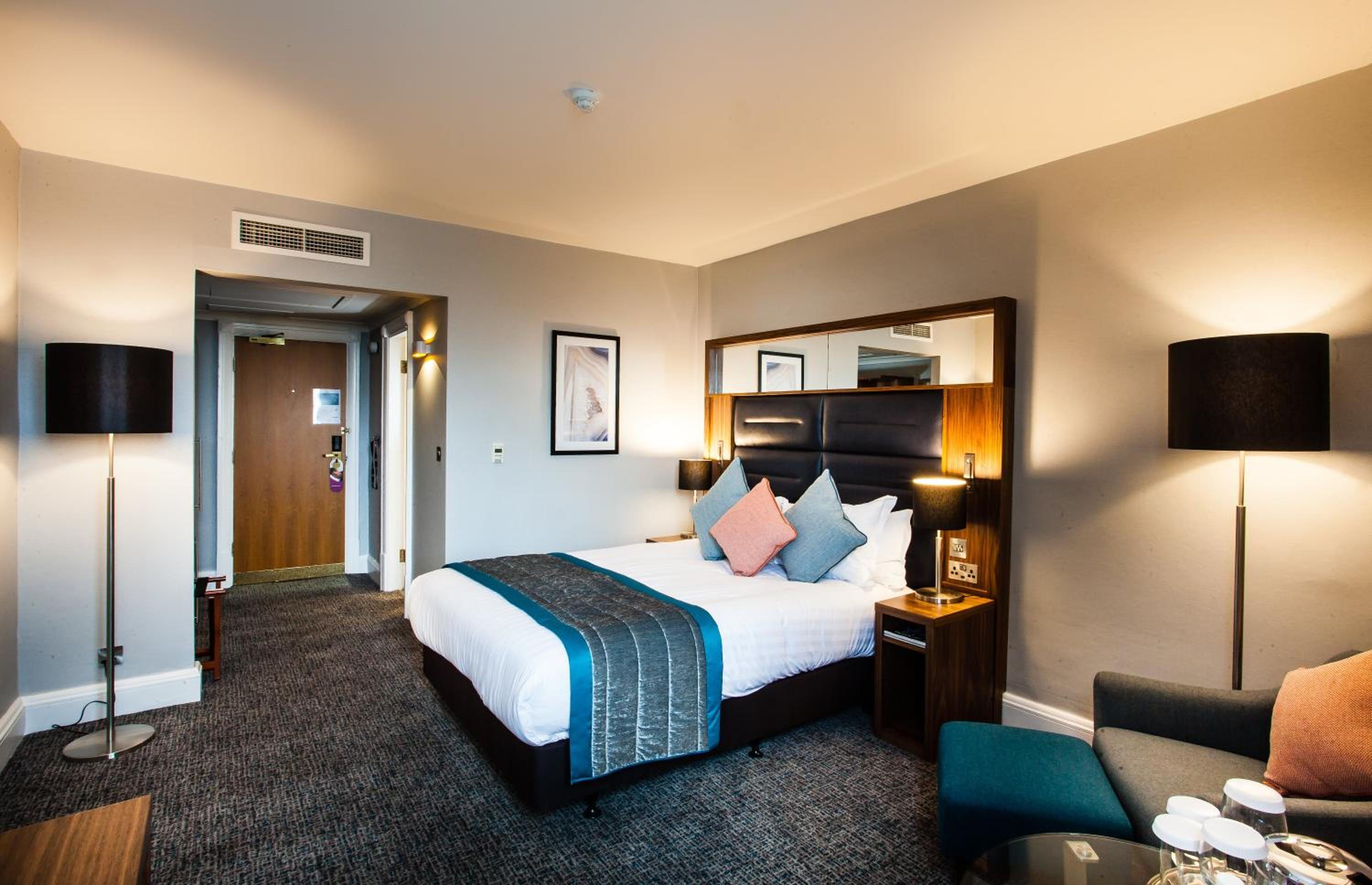 Standard Queen Room with Lounge Access