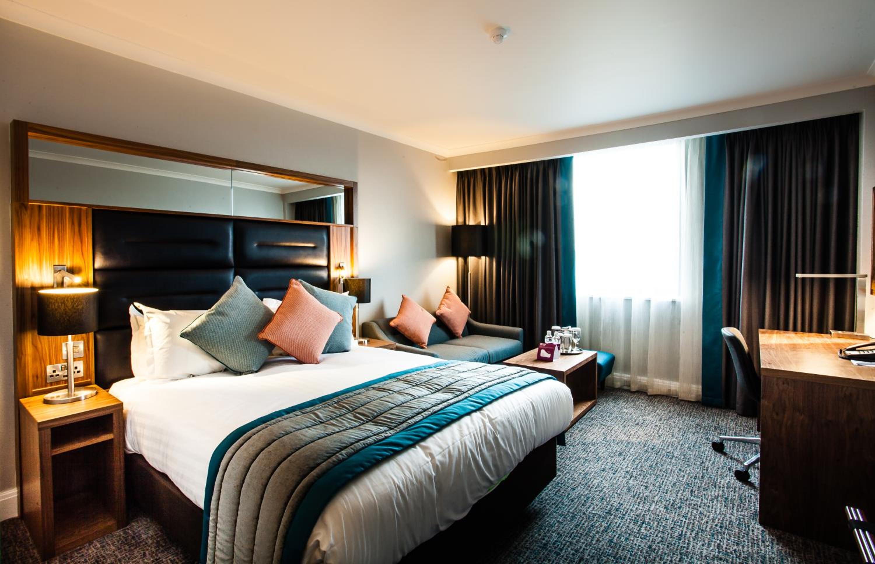 Standard Queen Room with Sofa Bed and Lounge Access