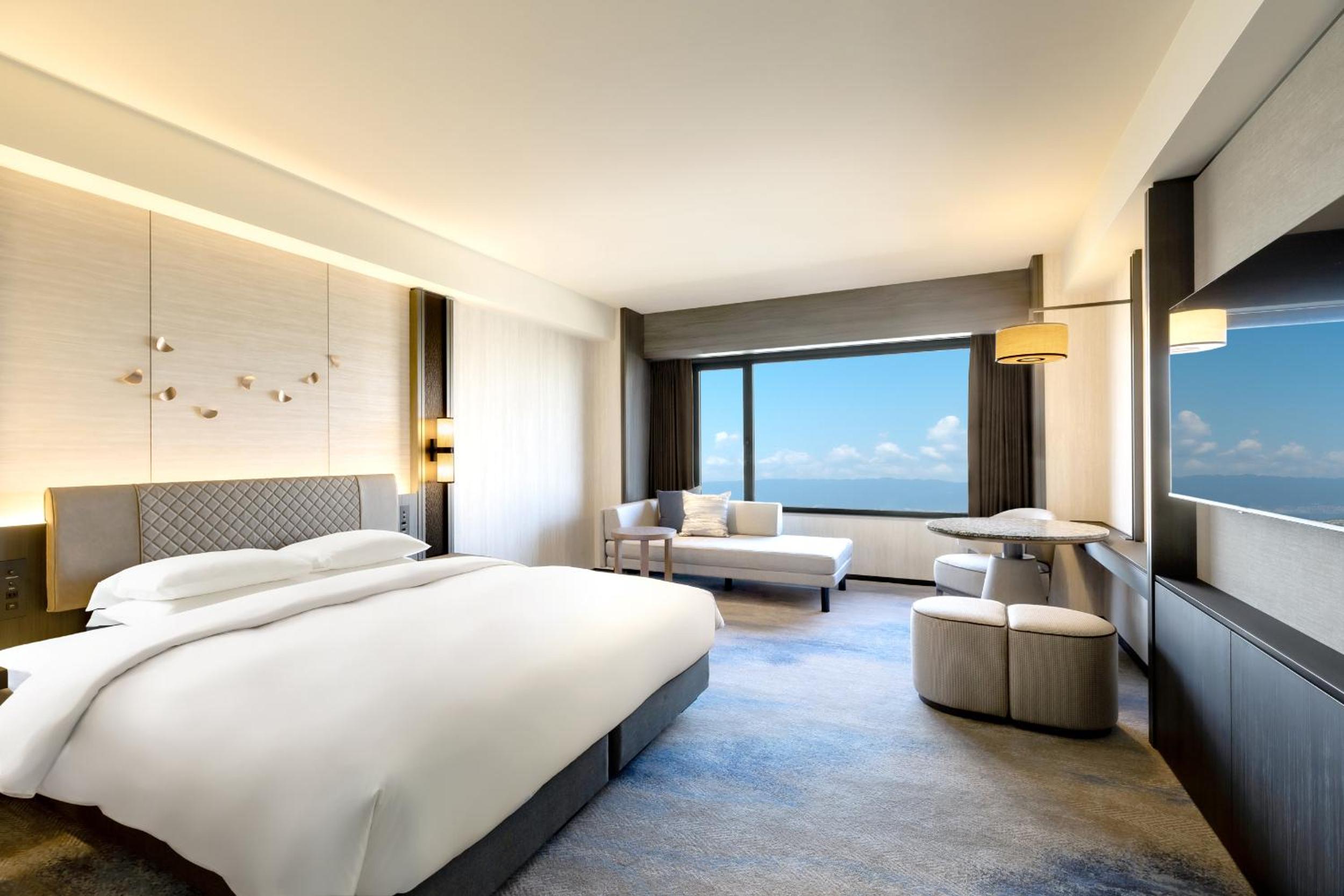 Renovated Deluxe King Room - Club Lounge Access - Non-Smoking