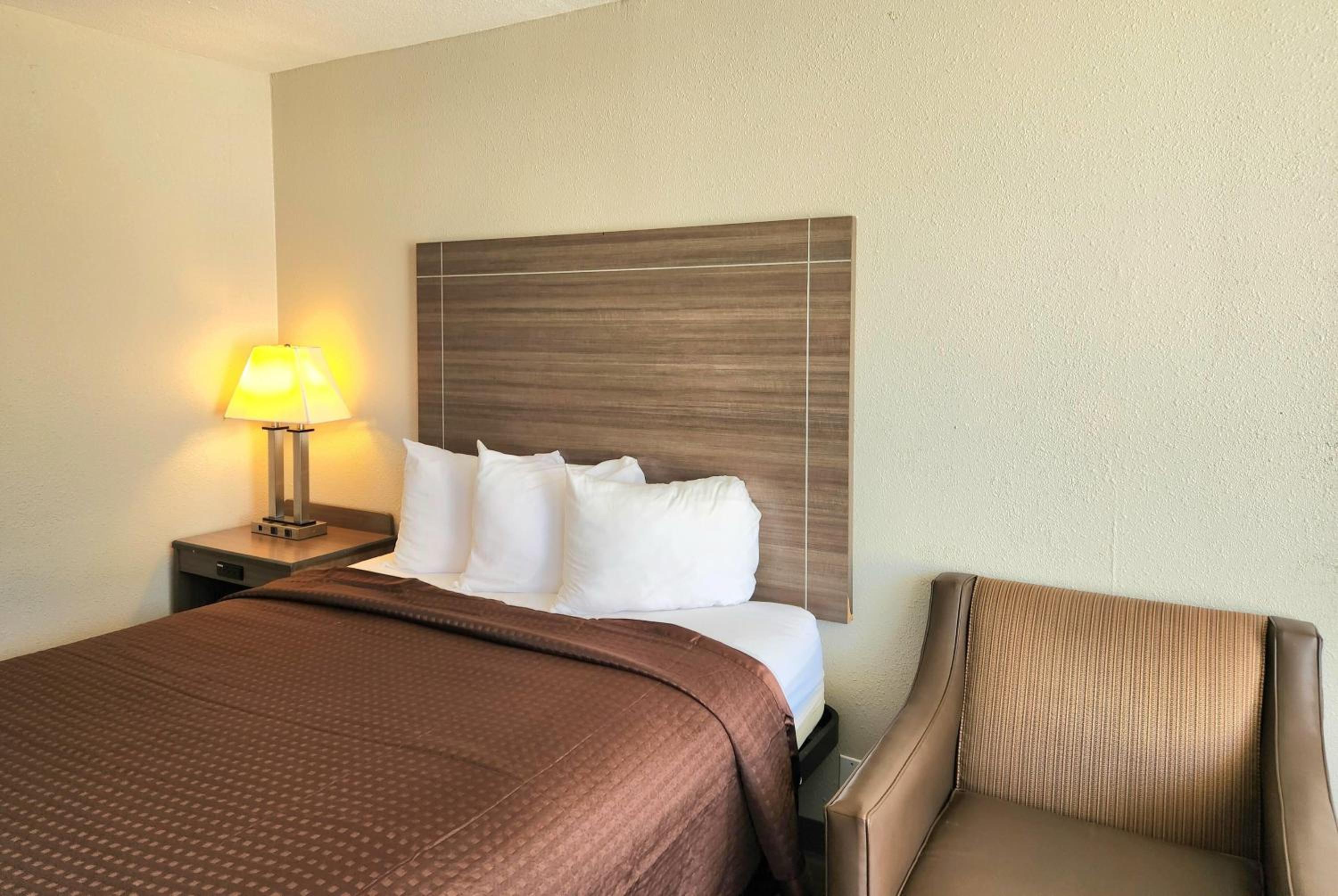 King Room with Bath Tub - Mobility Accessible/Non-Smoking