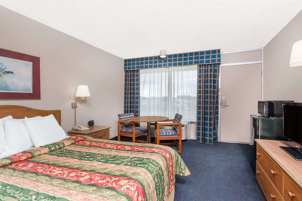 Standard Room, 1 Queen Bed
