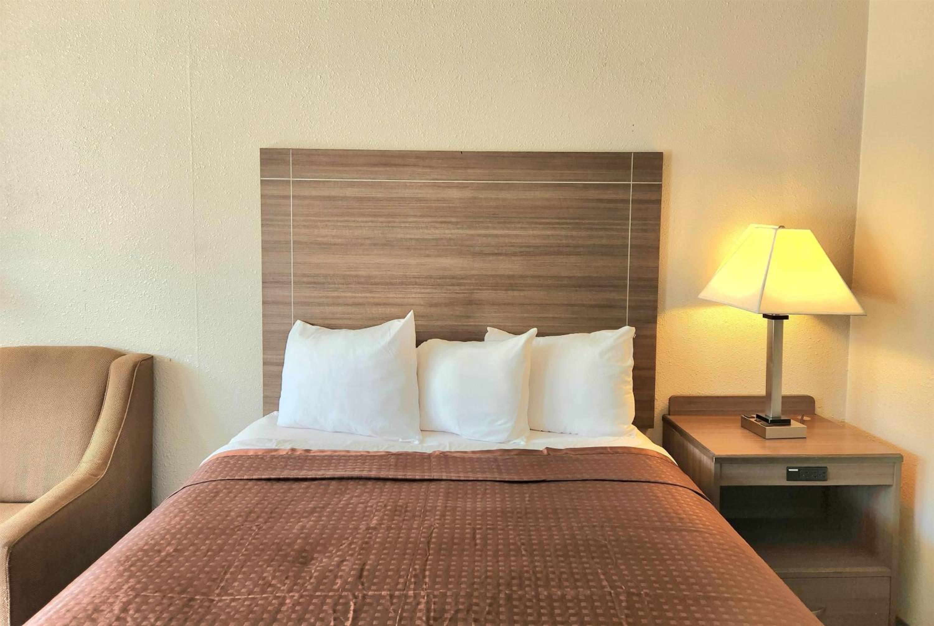 Queen Room with Bath Tub - Mobility Accessible/Non-Smoking