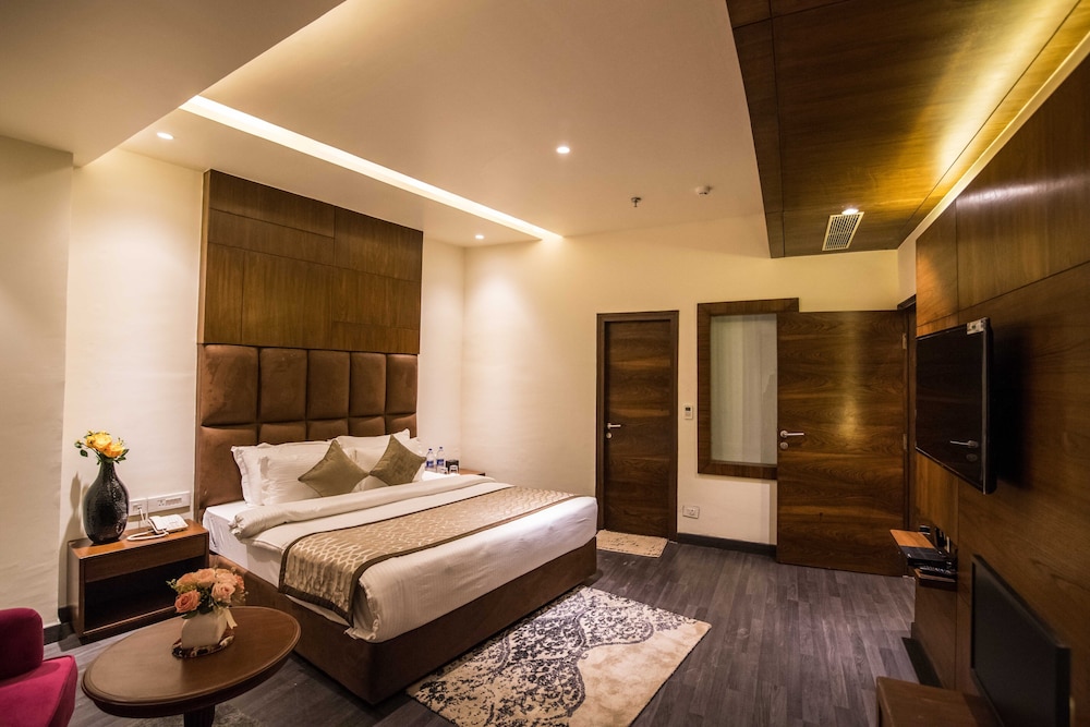 Royal Studio Suite, Jetted Tub, Valley View