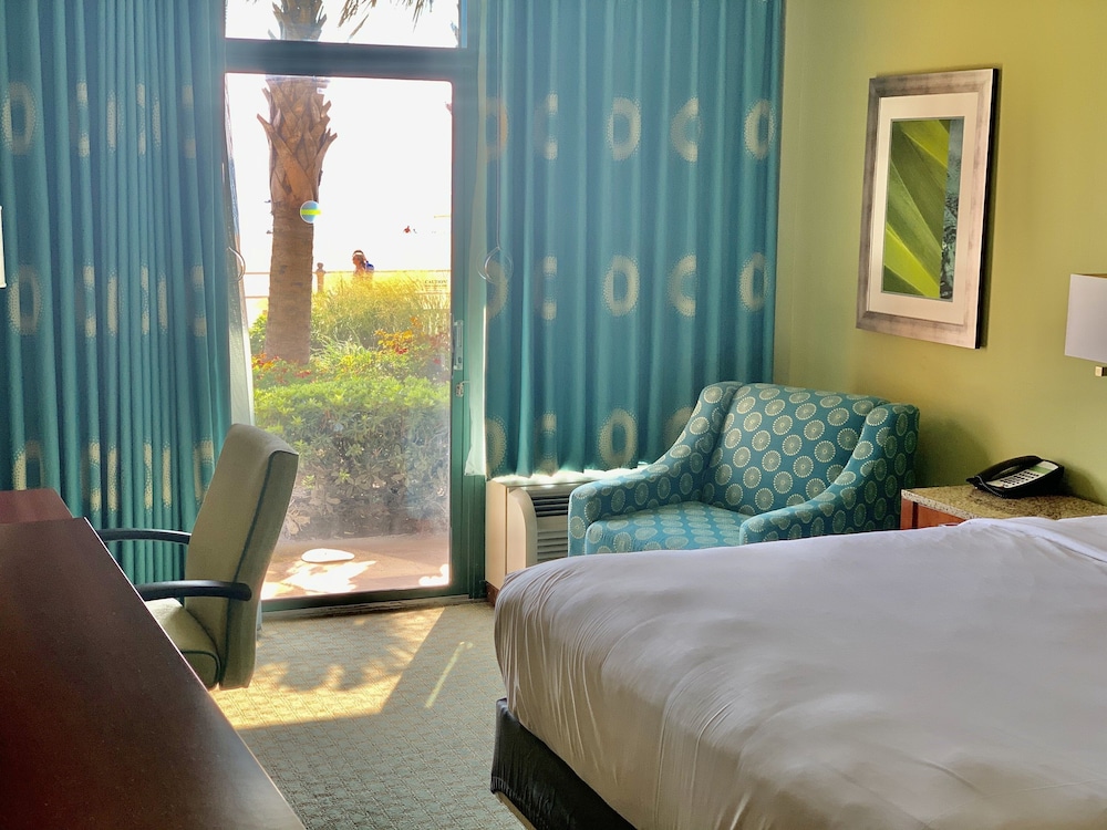 Standard Room, 1 King Bed, Mobility Accessible, Balcony (Mobility)