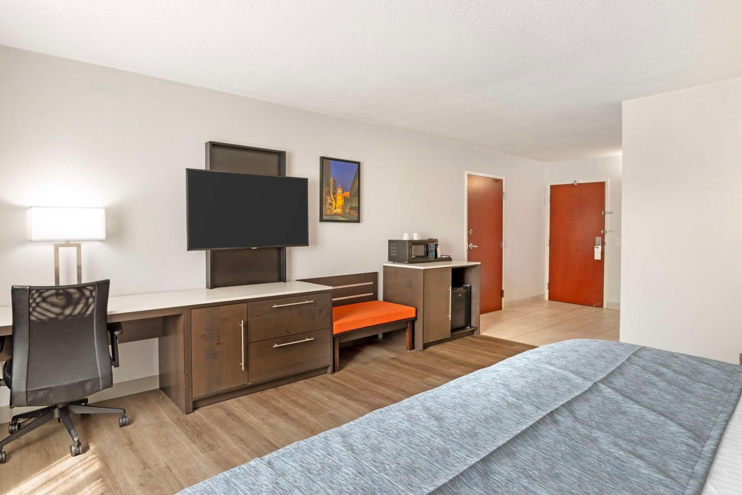 King Room with Roll-in Shower - Disability Access/Non-Smoking