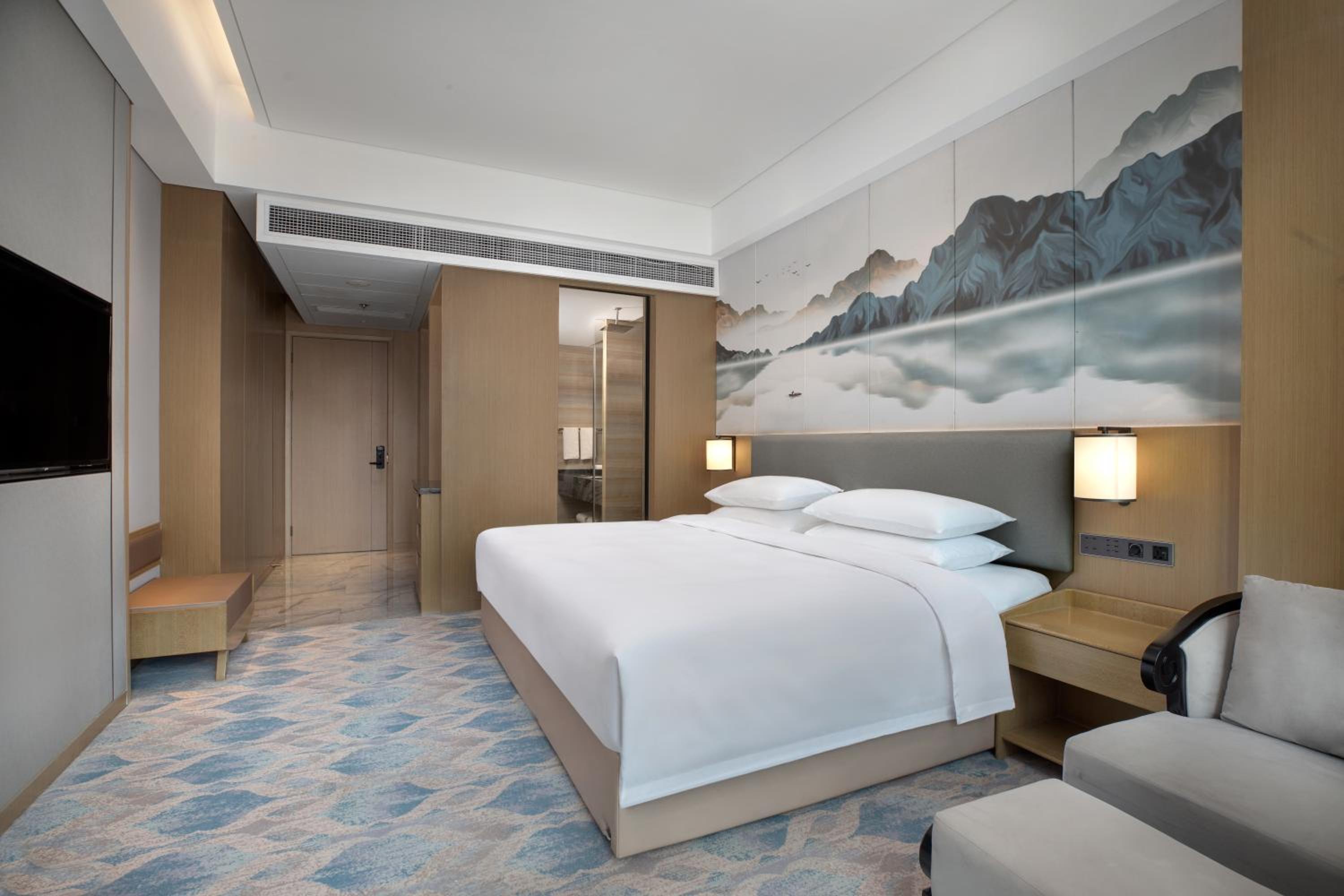Superior King Room with City View