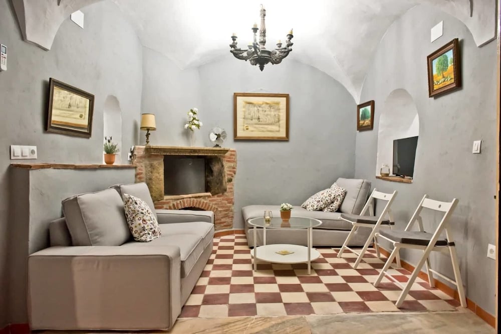 House, 2 Bedrooms, Patio