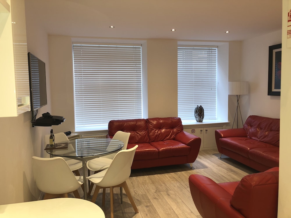 DELUXE 2 BEDROOM APARTMENT