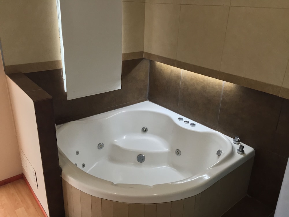 Suite, Jetted Tub