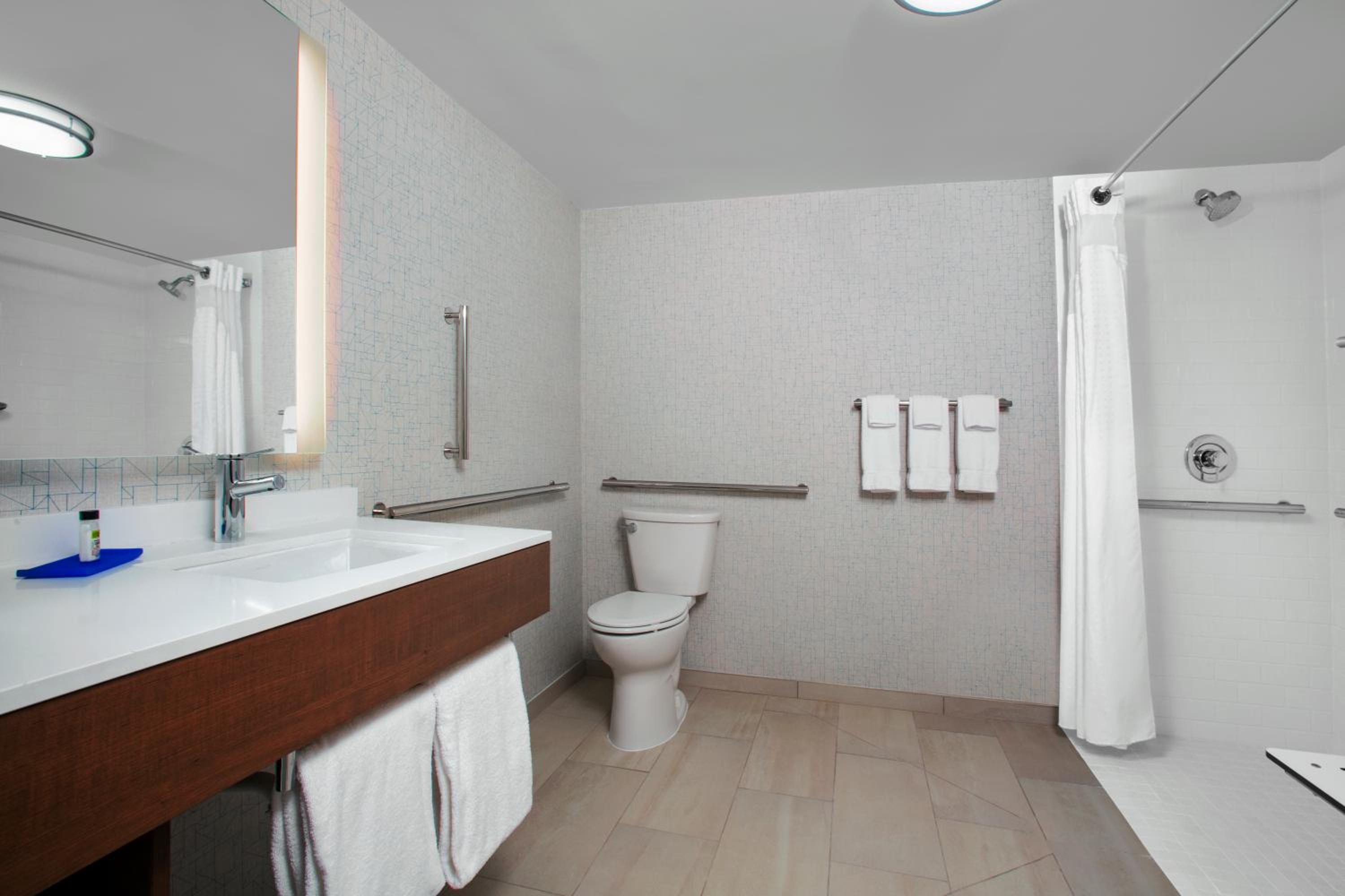 King Room - Hearing Accessible - Roll-in Shower