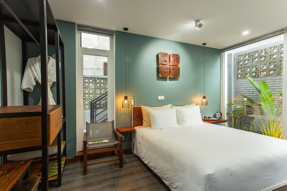 Premium Double Room, 1 King Bed, Pool Access, Pool View