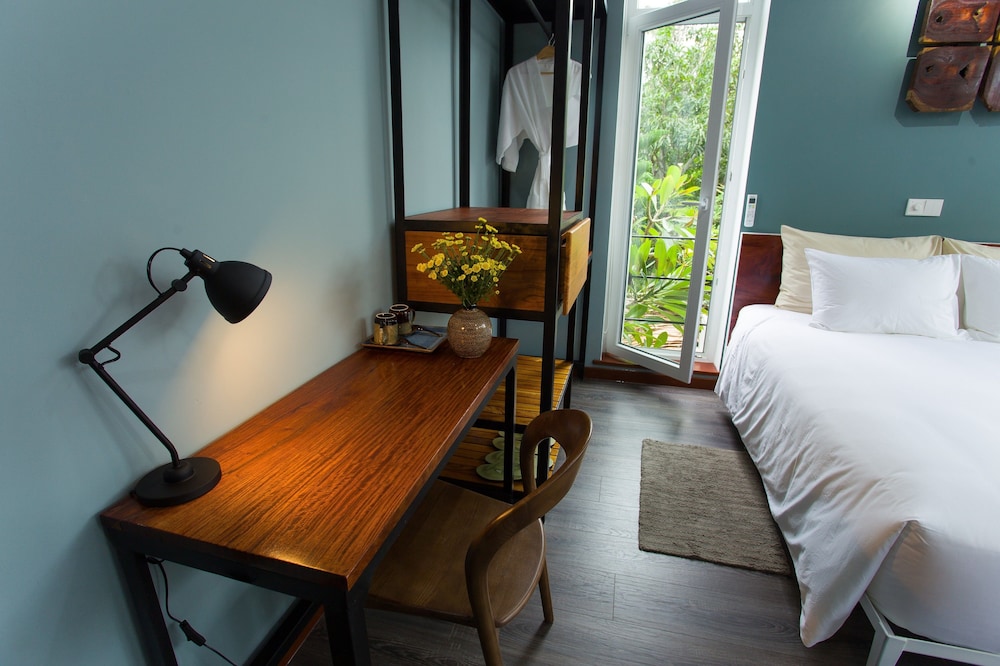 Premium Suite, 1 King Bed, Balcony, Garden View