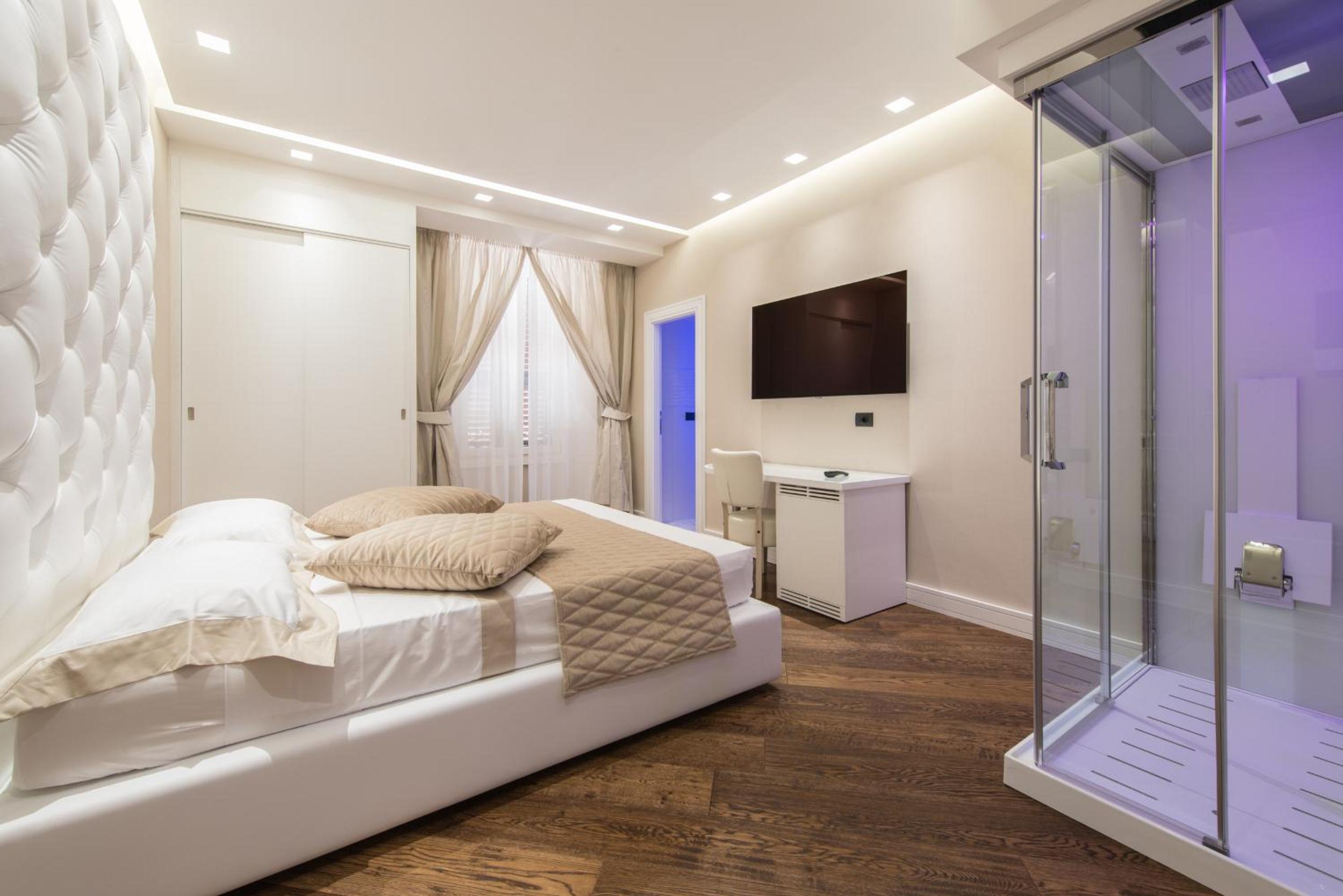 Deluxe Double Room with Shower