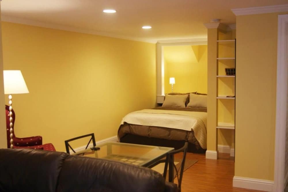 House, 1 Queen Bed (Ashbury Garden Studio)