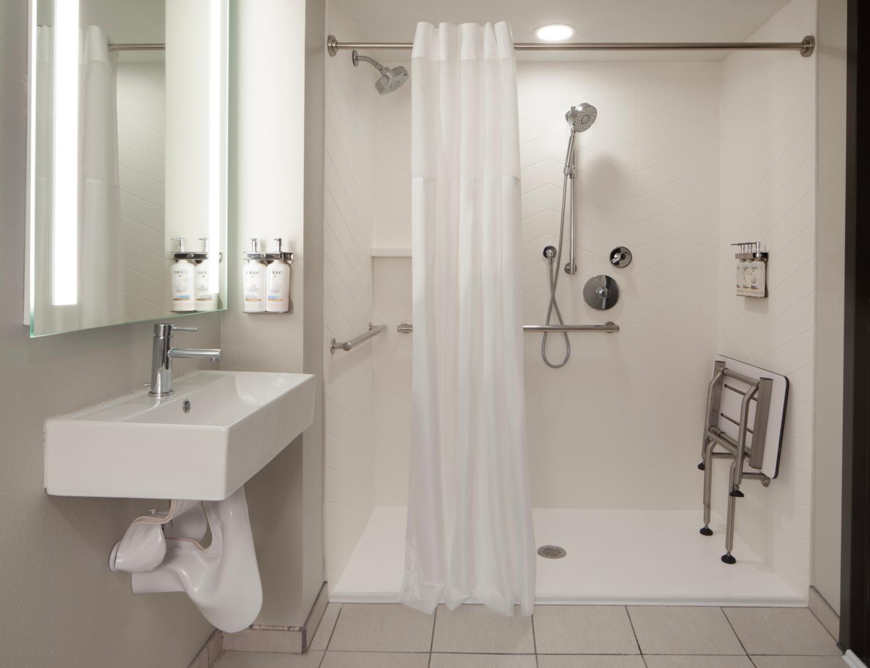 Standard Queen Room with Roll-In Shower - Communications Accessible