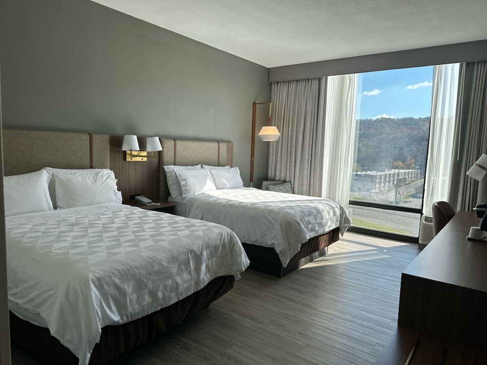 Premium Room, 2 Queen Beds, Mountain View