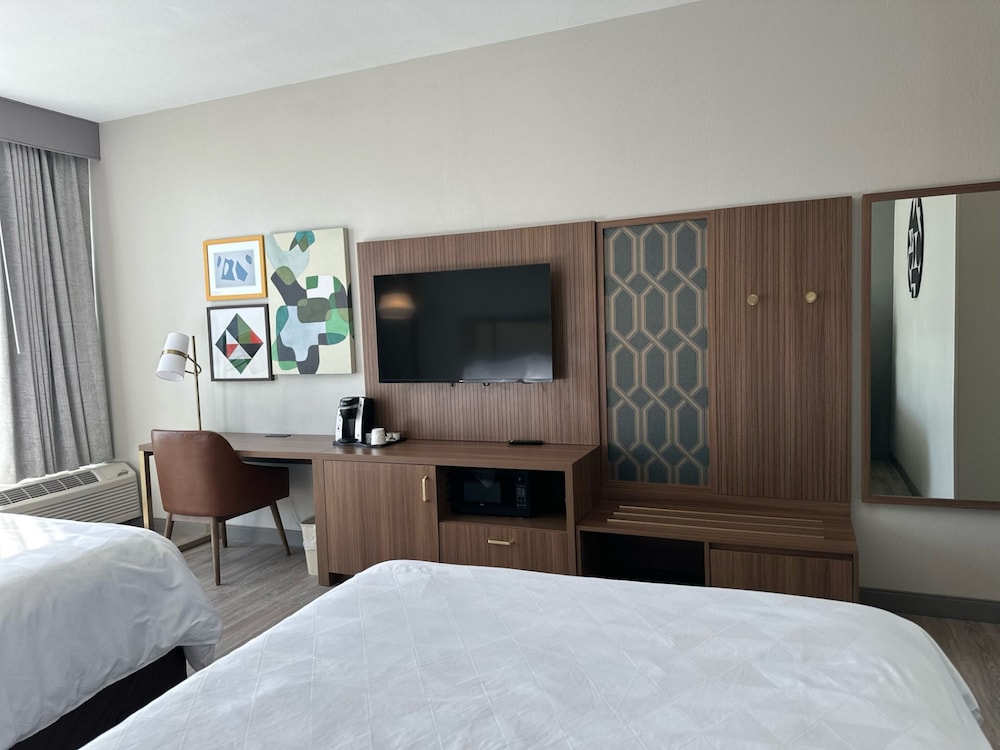 Room, 2 Queen Beds, Accessible Bathtub (Mobility)