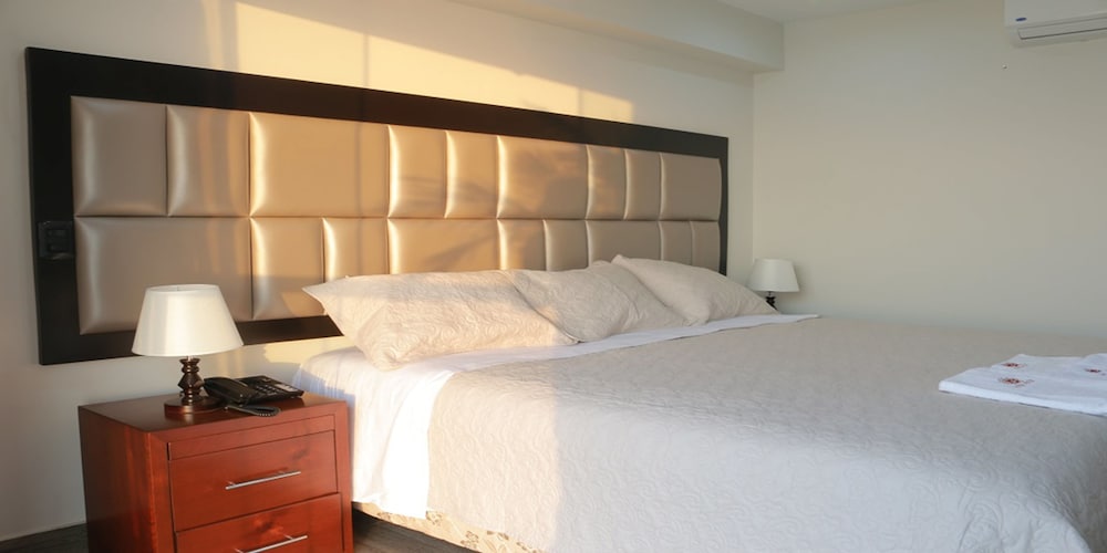 Comfort Room, 1 Queen Bed, Ocean View