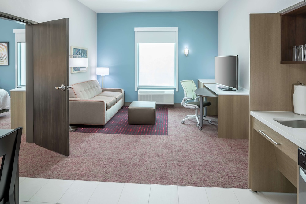 Suite, 1 King Bed, Accessible (Roll-In Shower)