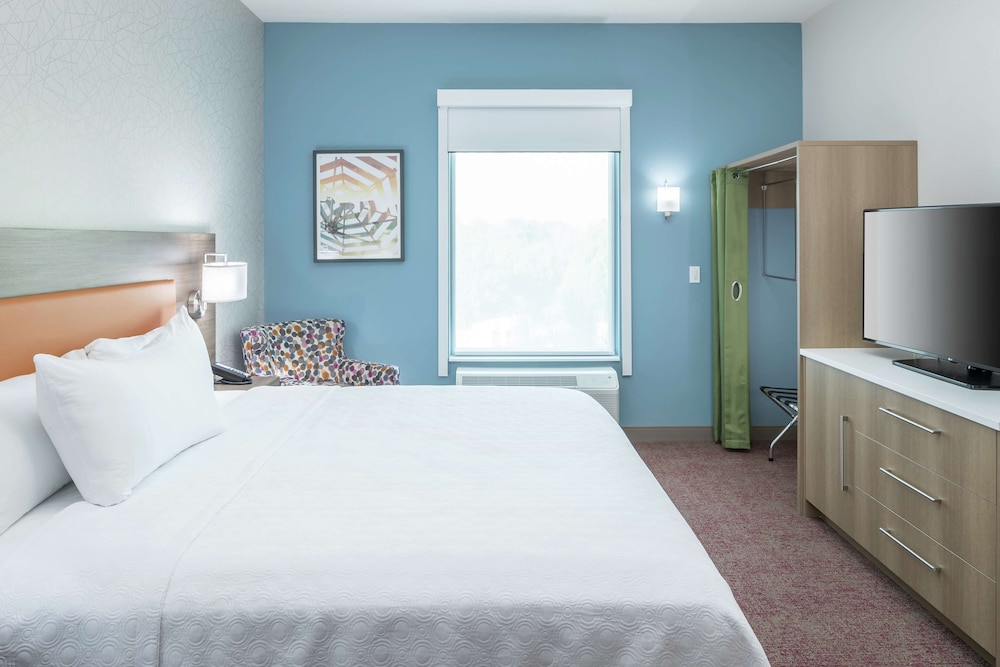 Suite, 1 King Bed, Accessible, Bathtub