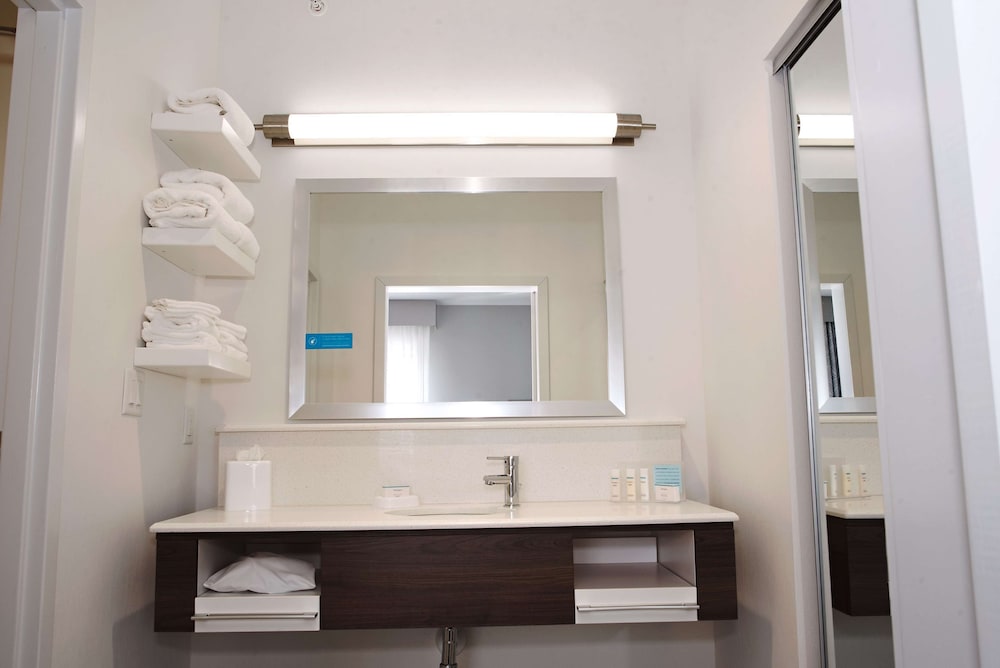Studio, 1 King Bed, Accessible (Hearing)